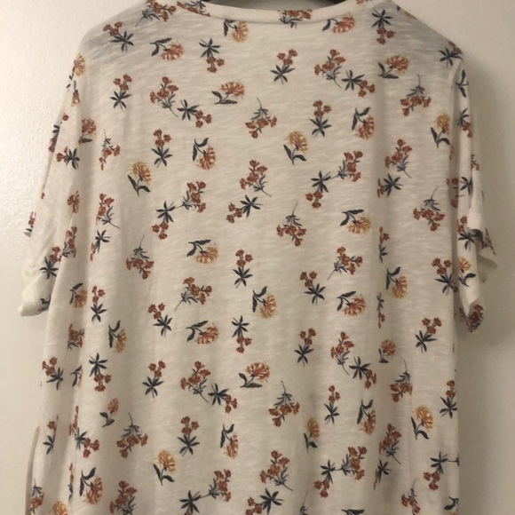 Caslon Rounded V-Neck Tee - Picture 5 of 9